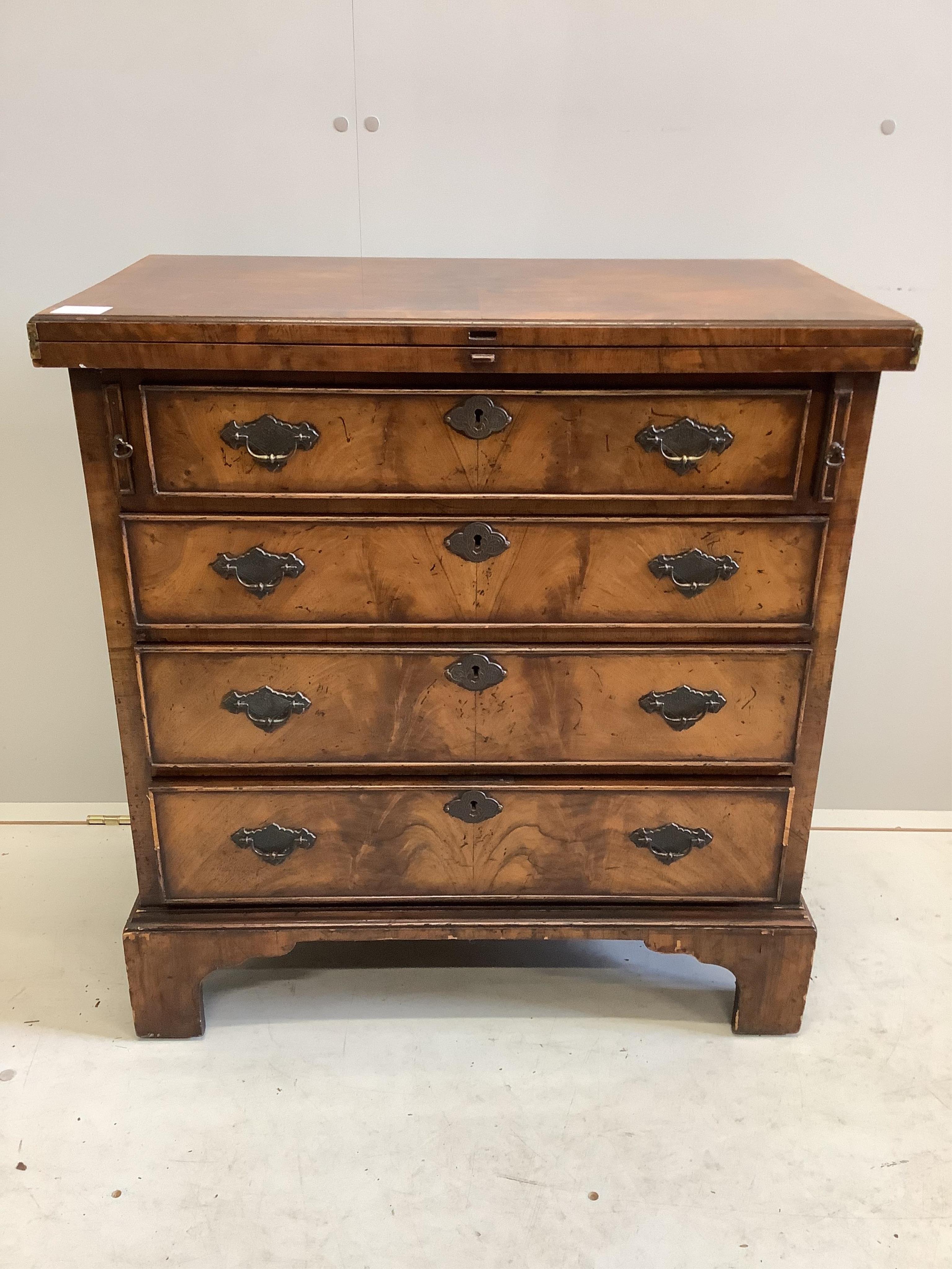 A good quality reproduction feather-banded walnut batchelor’s chest of four drawers, raised on bracket supports, width 71cm, depth 39cm, height 76cm